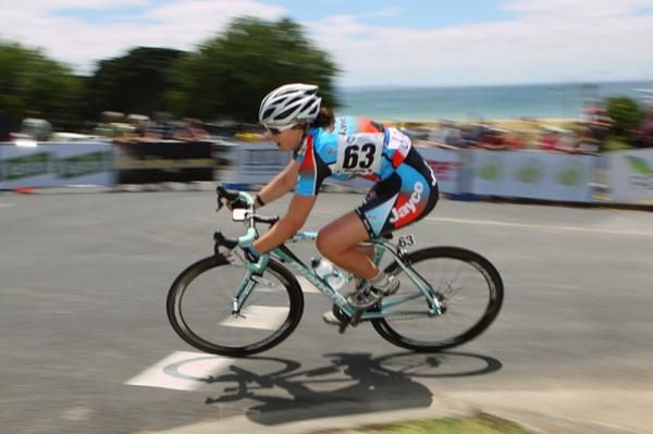 Lauren Kitchen (Jayco-AIS) was between the leader and the chasers and on her way to second place and the chasers and on her way to second place