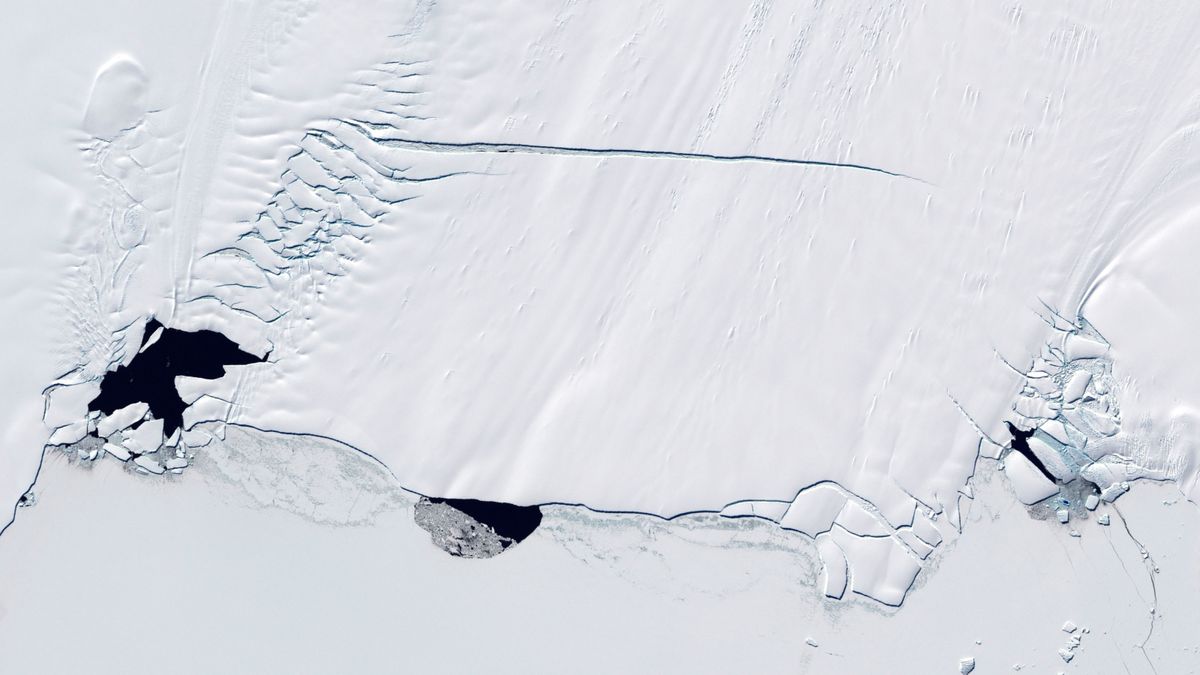 Los agujeros del tamaño de una ciudad en las plataformas de hielo de la Antártida proporcionan una tentadora «ventana» al inframundo del continente helado.
