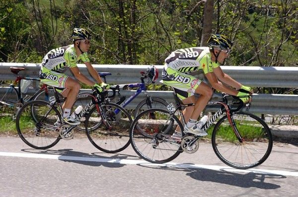 ISD teammates Giovanni Visconti and Andriy Grivko pursue Stefano Garzelli.
