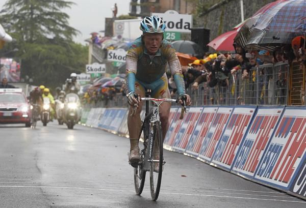 Cadel Evans (BMC) and Alexandre Vinokourov (Astana) do the lion's share of the work near the end of stage 7.