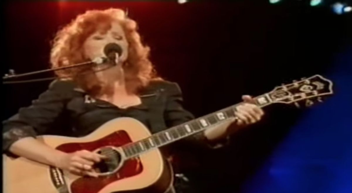 Bonnie Raitt Lays Down an Acoustic Blues — Video Finds Bonnie Raitt Lays Down an Acoustic Blues — Video Finds
