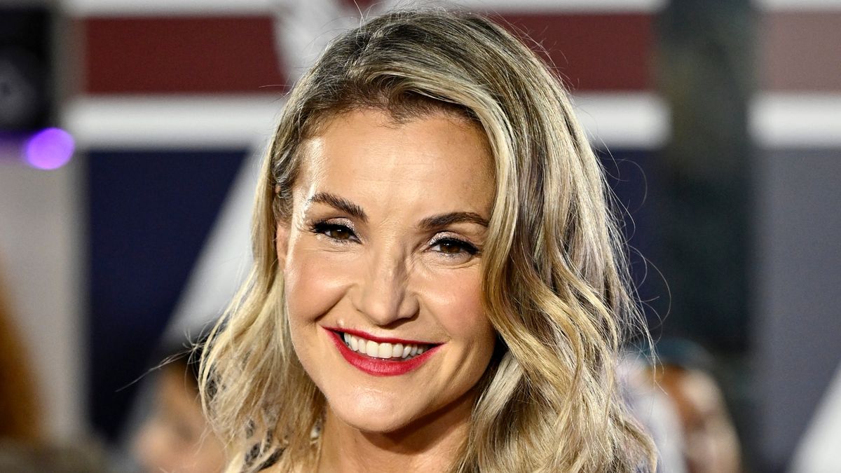 L'aviateur d'Helen Skelton est l'alternative cool au manteau que nous négligeons souvent et il est sensationnel avec des leggings en cuir.