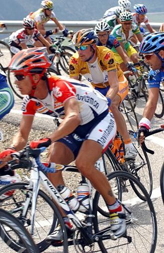 Mauricio Ardila (Davitamon-Lotto) ahead of Menchov