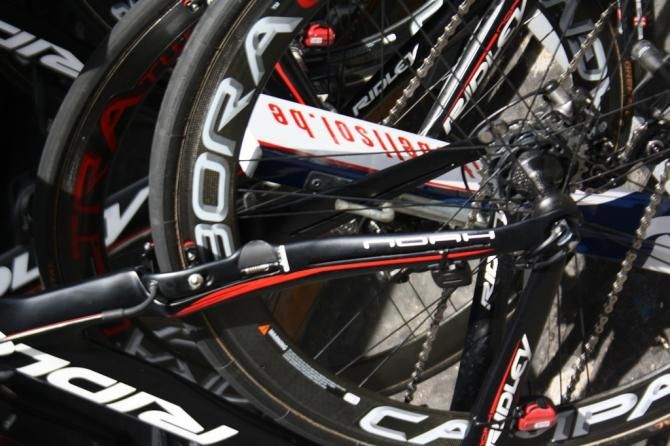 The same system is at work in the aerofoil-shaped seat stays too