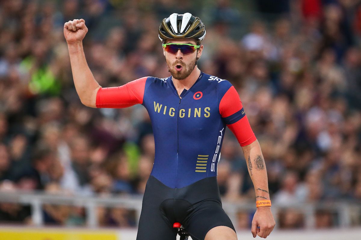 Jon Dibben wins the Men's Scratch race