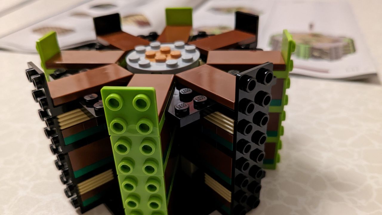 Lego Icons Bird of Paradise 10289_inside plant pot.