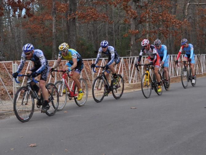 Robert Marion (American Classic Pro Cyclocross Team) at the head of the six-man chase group.