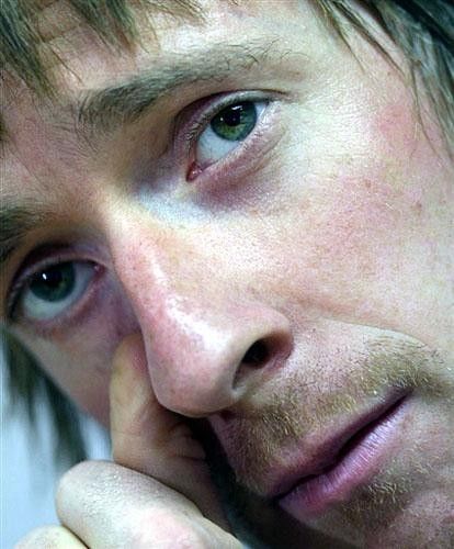 A visually upset Bradley Wiggins (Cofidis) confronts