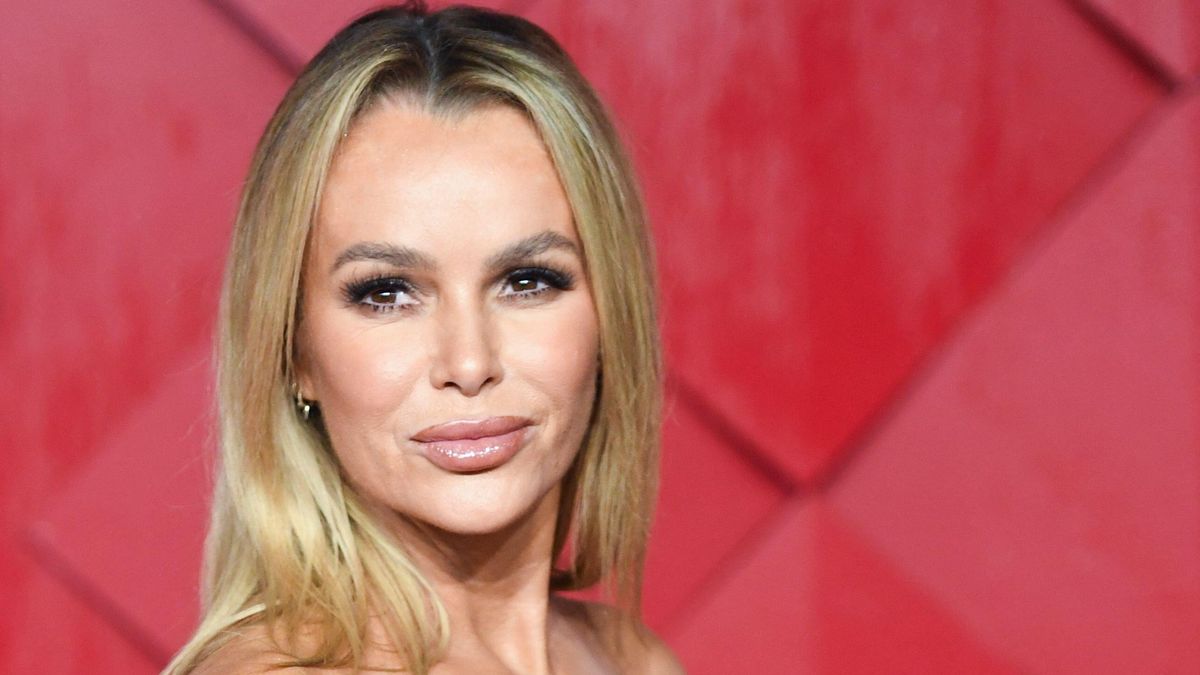 La combinaison du vert foncé d'Amanda Holden est confortable et classique 