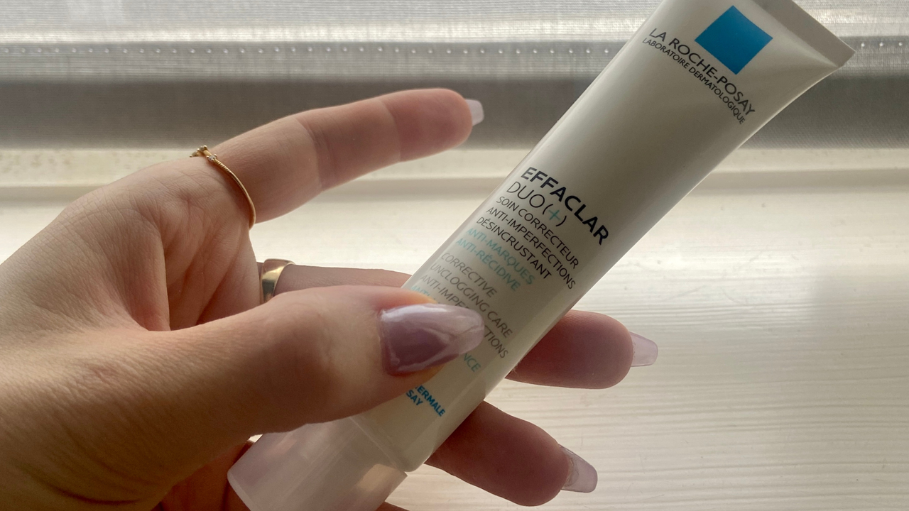 La Roche-Posay Effaclar Duo - picture of rebecca fearn holding the bottle of La Roche-Posay Effaclar Duo