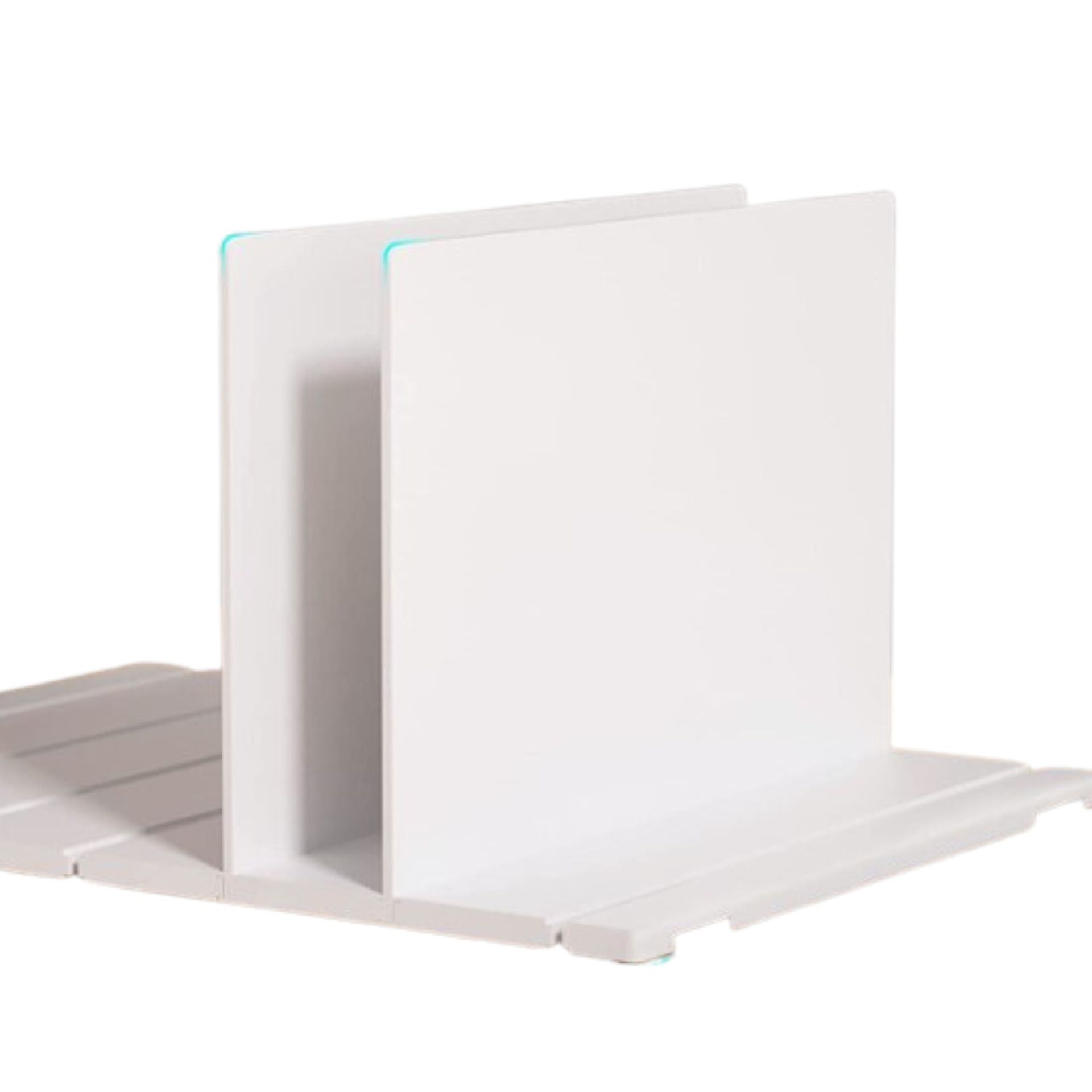 Dua pengatur tas putih di atas dudukan