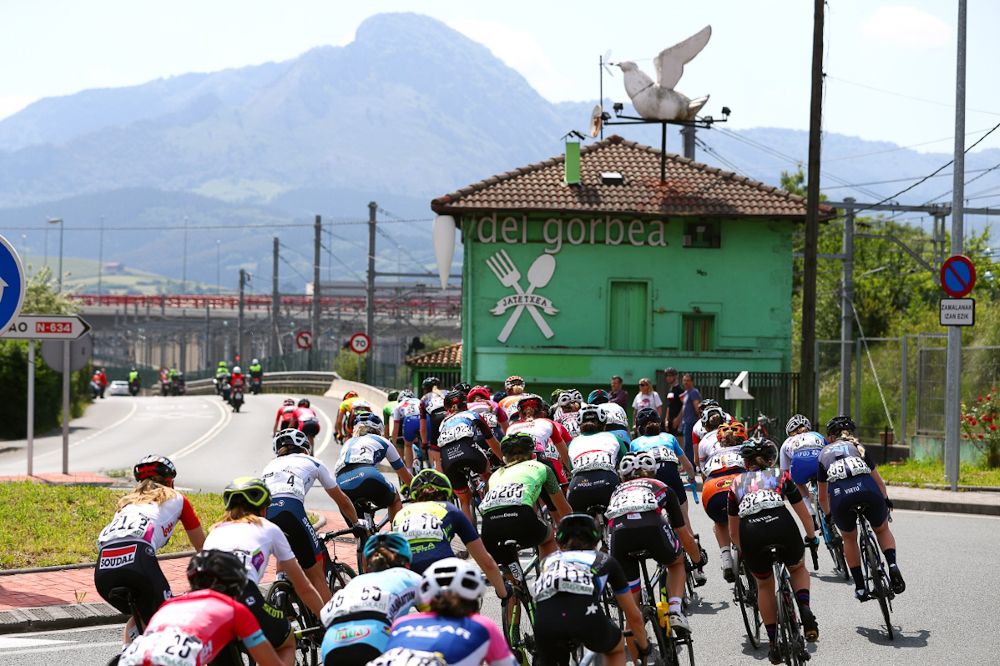 The peloton in action during the final stage at Emakumeen Bira