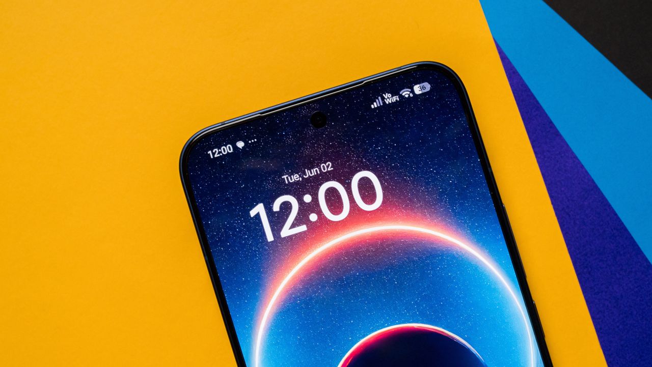 Xiaomi 17T Pro home page showing the time and notification icons