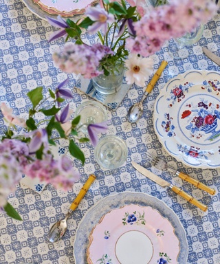 bold floral spring table