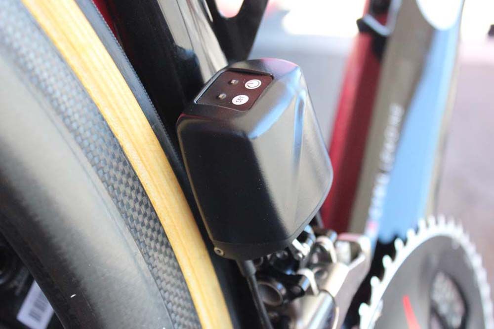 A side view of the FSA front derailleur