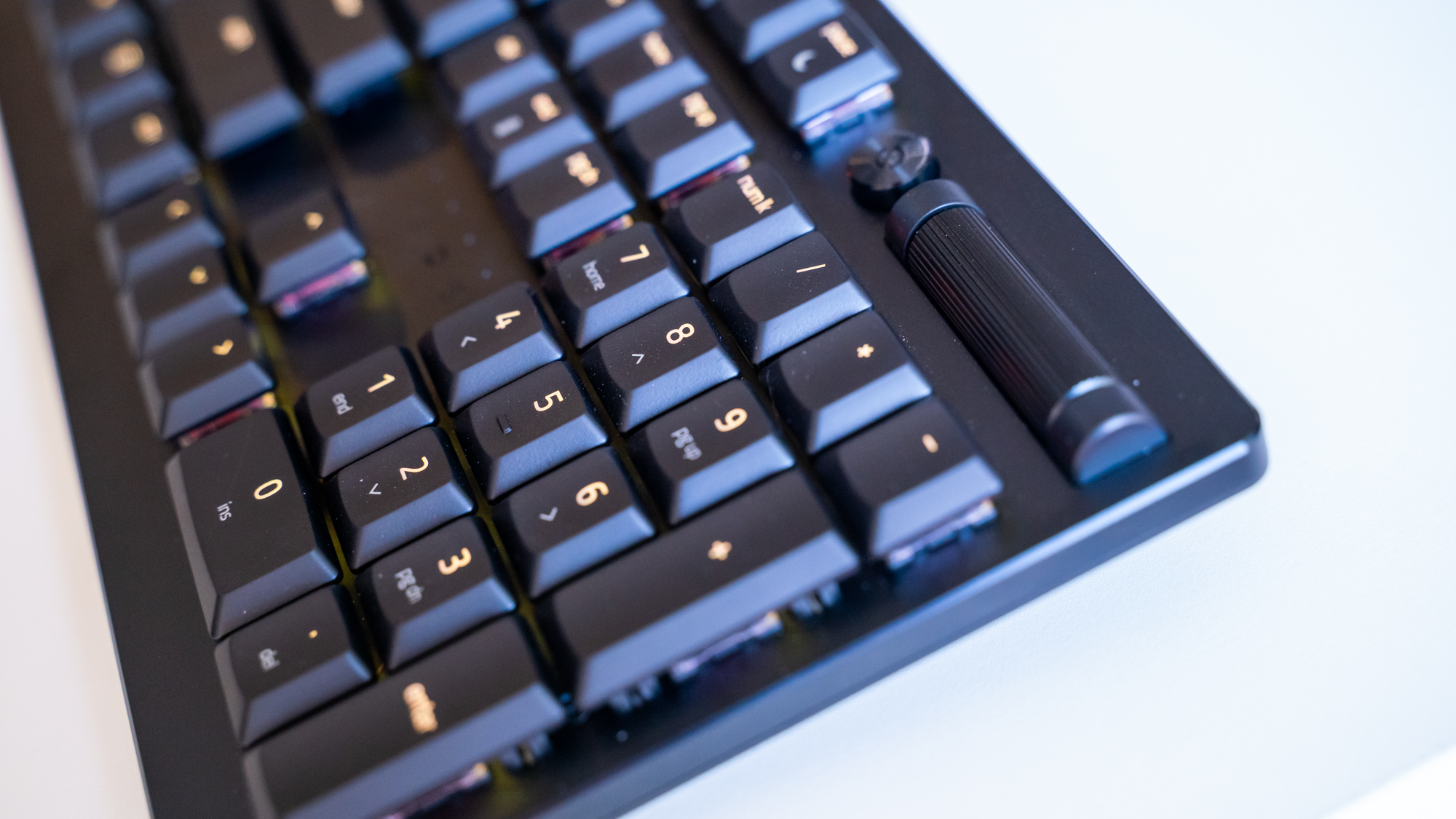 Razer DeathStalker V2 Pro in Seitenansicht auf einem weißen Hintergrund