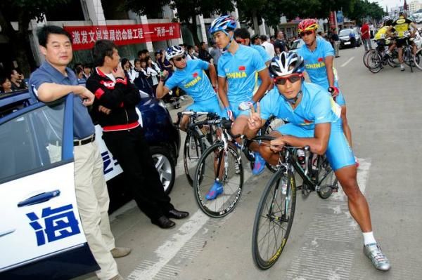 The China team feeling relaxed before the start of the fourth stage.