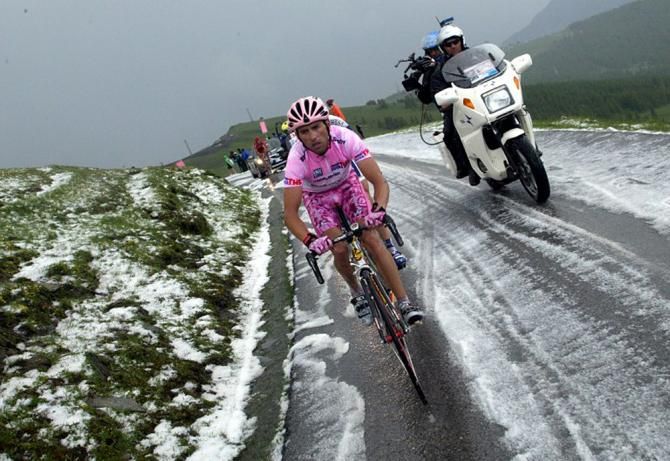 Gilberto Simoni cemented his lead in the 2003 Giro d'Italia on a wintry stage.