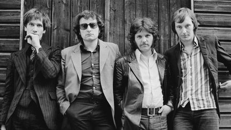 "Now I'm walking through hell." The story behind tragic Alice in Chains