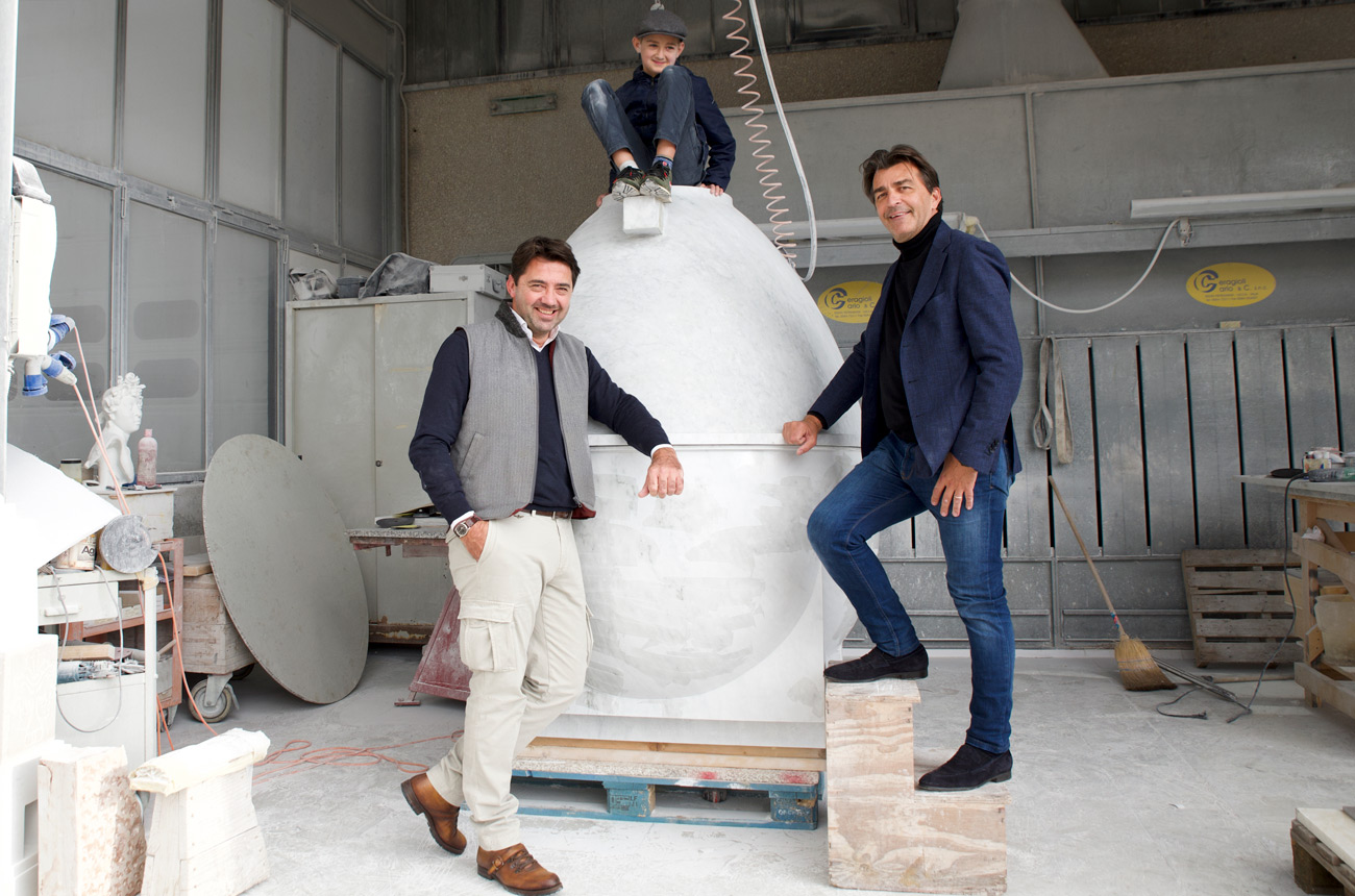 Fuori Mondo marble amphora