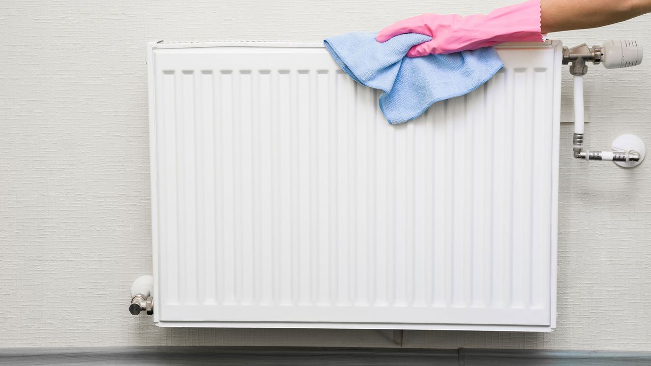 Cleaning a radiator outside 