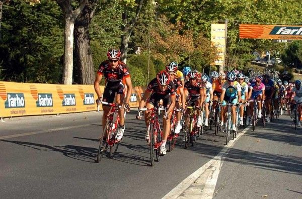 The Caisse d'Epargne team leads the peloton trying to deliver Valverde to the stage win.