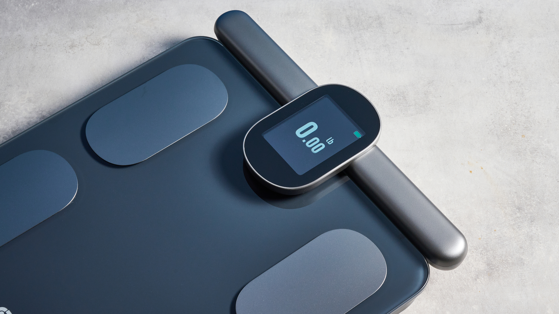 the oxiline scale md pro against the blue tom's guide background