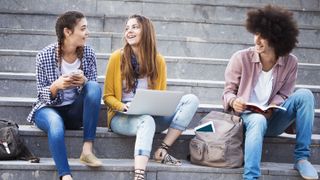 De jeunes étudiants sur le campus