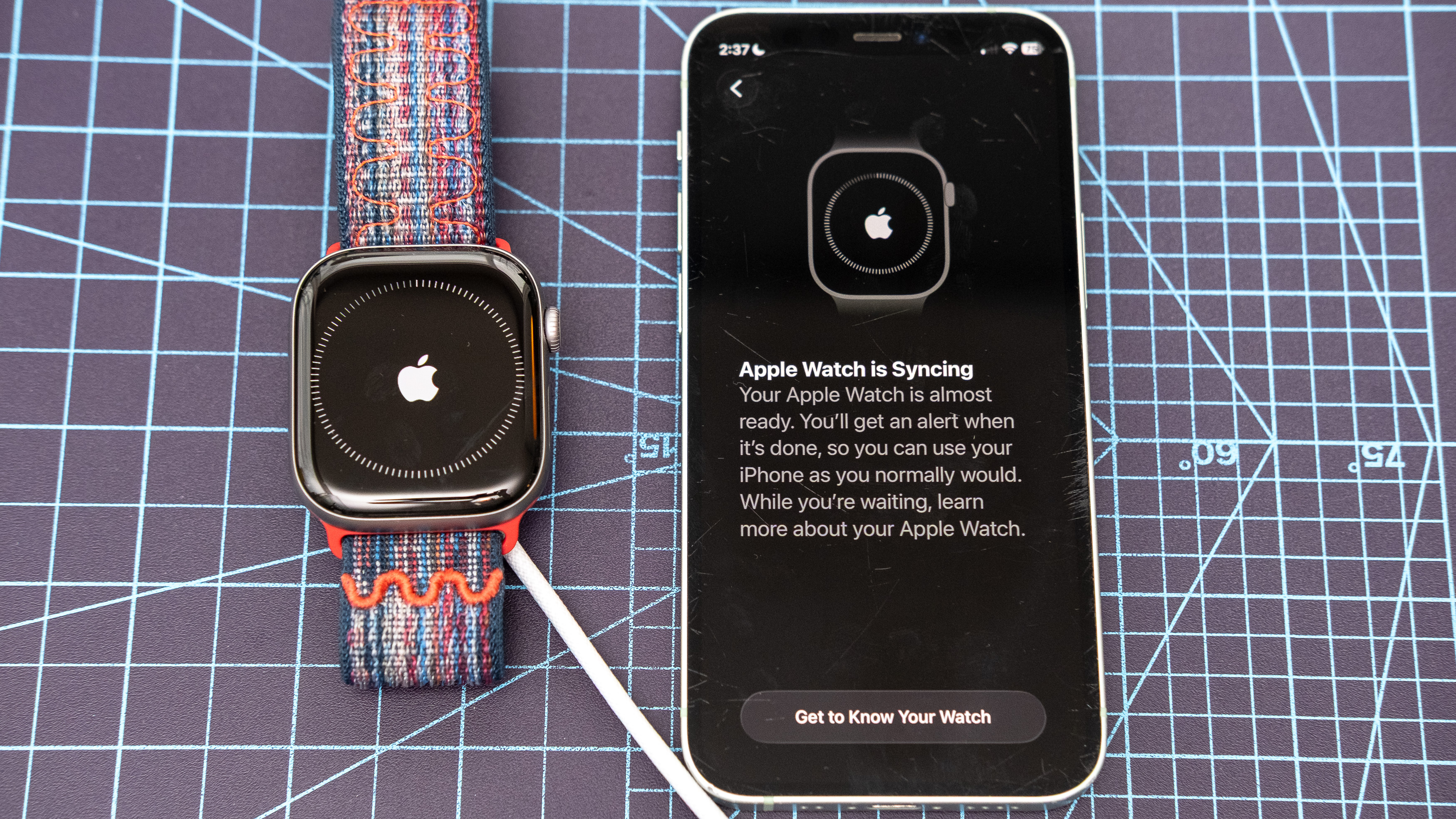 Primer plano del Apple Watch Series 11 que muestra el proceso de configuración y emparejamiento 
