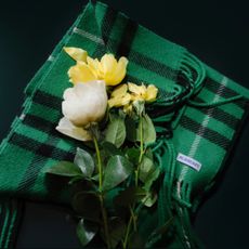 Burberry christmas gifts green checked scarf with roses on top