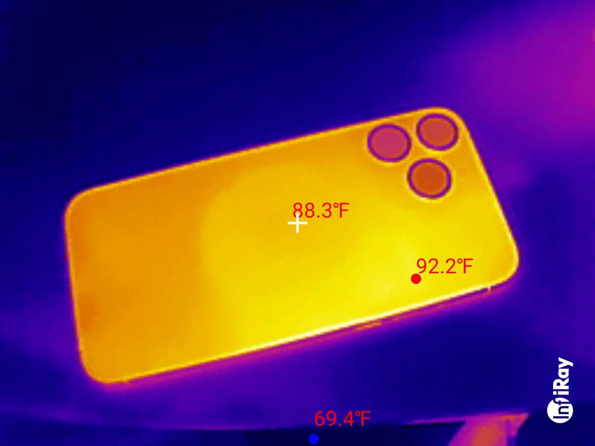Thermal imaging of iPhone 15 Pro Max while gaming.