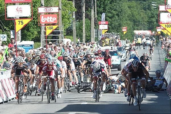 Riders swerve to miss a crash in the lead group 100m from the finish line.