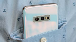 Samsung Galaxy S10e:ssä on kaksoisaukolla varustettu peruslinssi ja superlaajakulmalinssi.