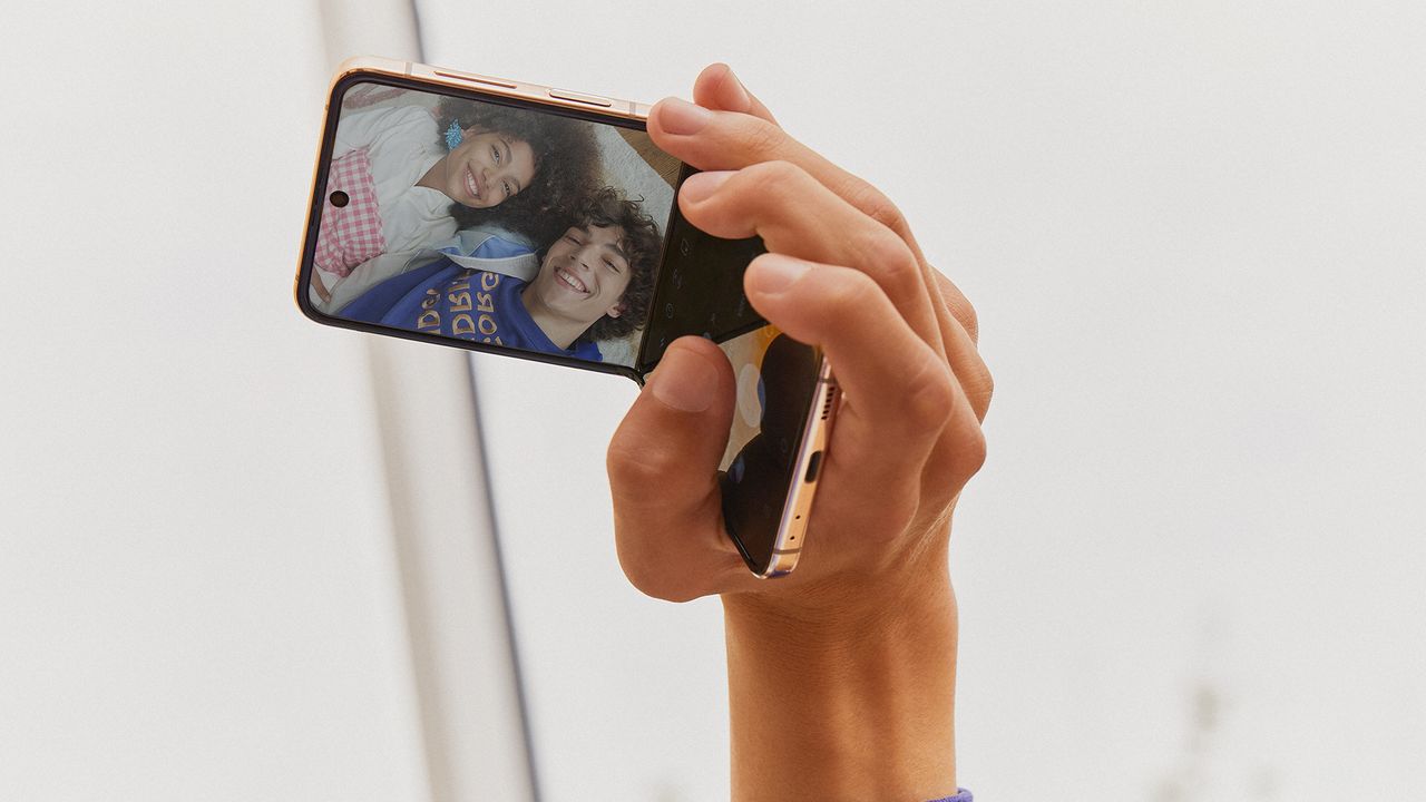 Official lifestyle photos of the Samsung Galaxy Z Flip 4