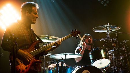 John Paul Jones and Dave Grohl playing in Them Crooked Vultures, 2009