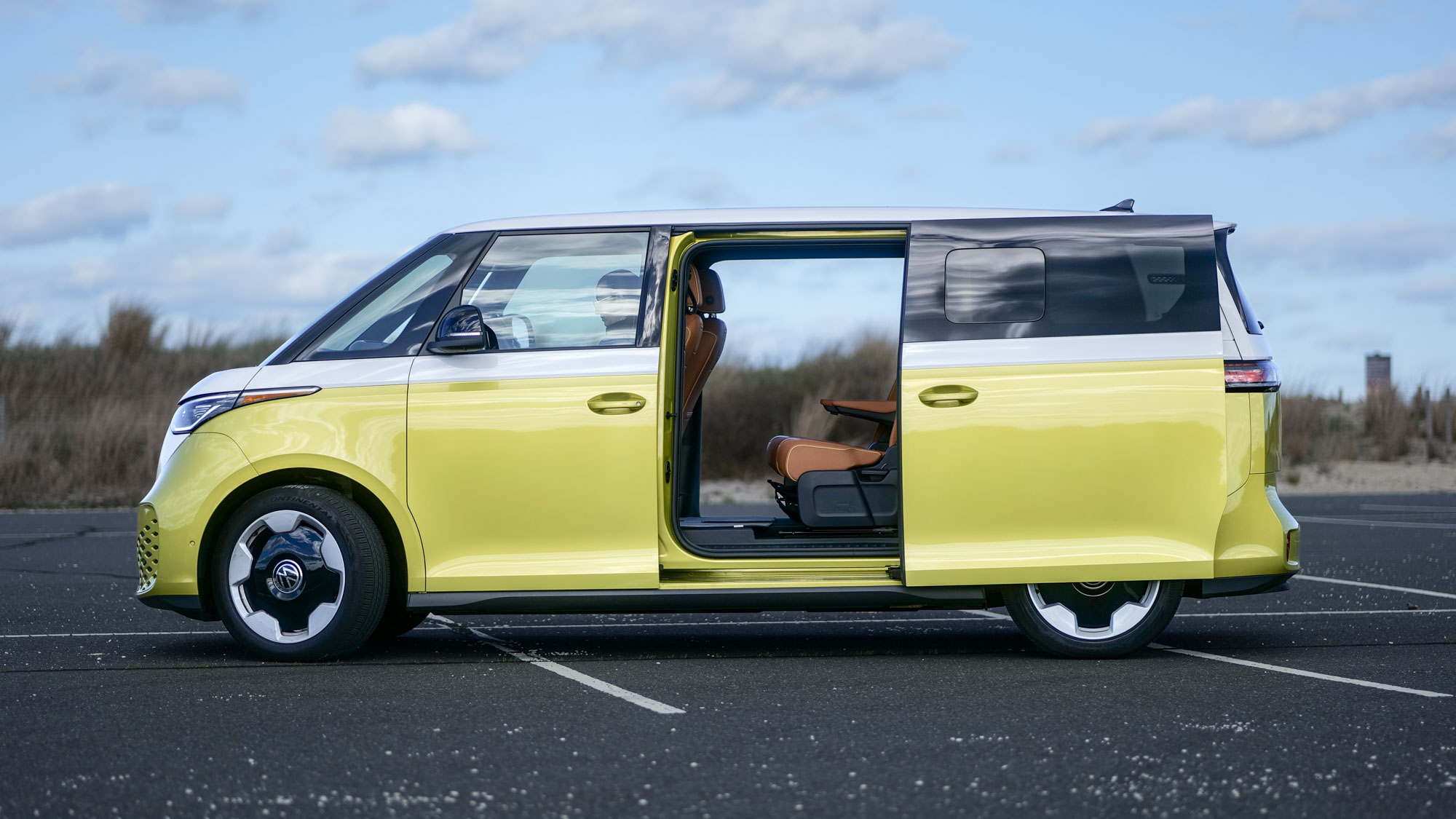 2025 Volkswagen ID. Buzz Pro S Plus 4MOTION test drive.