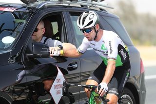 Mark Cavendish back at his team car