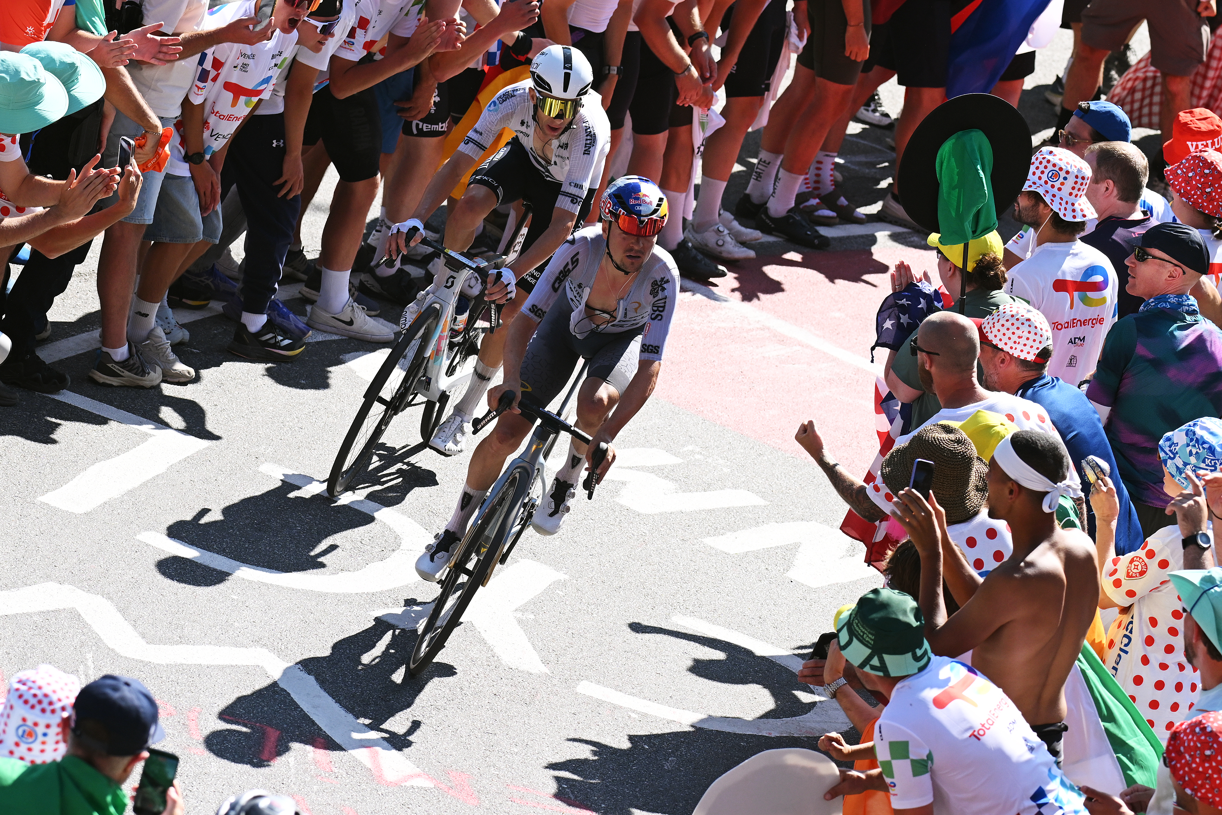 Tom Pidcock on Alpe d'Huez 