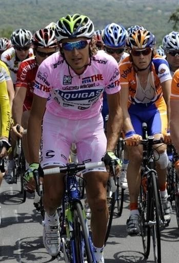 The maglia rosa tackles the day's only classified climb after 53 kilometres.