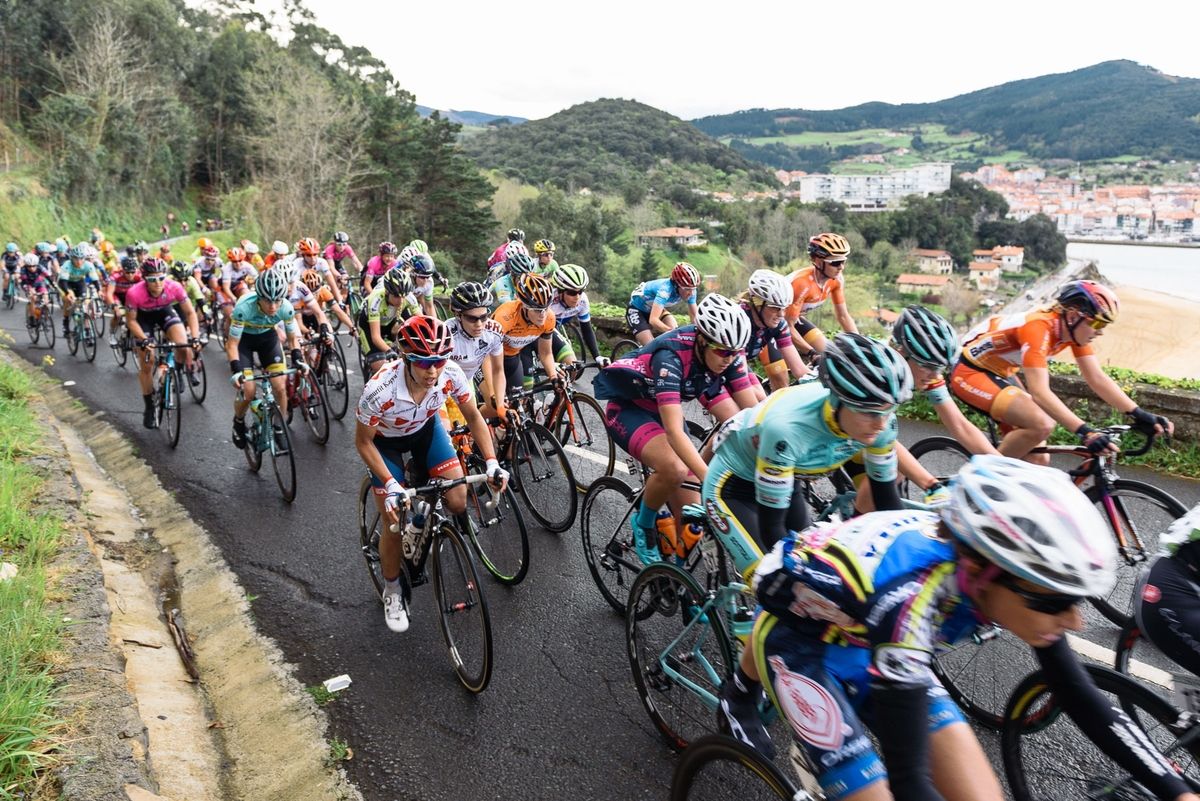 Peloton stream along the coastline - Emakumeen Bira 2016 Stage 3 - A 105 km road stage starting and finishing in Berriatua, Spain on 16th April 2016.