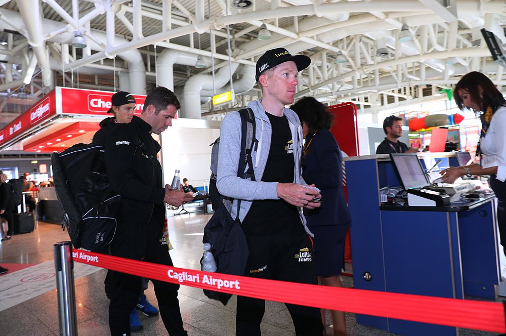 Steven Kruijswijk heads to the plane