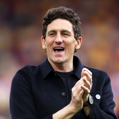 Keith Andrews, Manager of Brentford, applauds the fans. (Photo by Ryan Pierse/Getty Images)