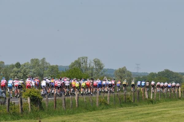 The peloton strings out on the penultimate stage.