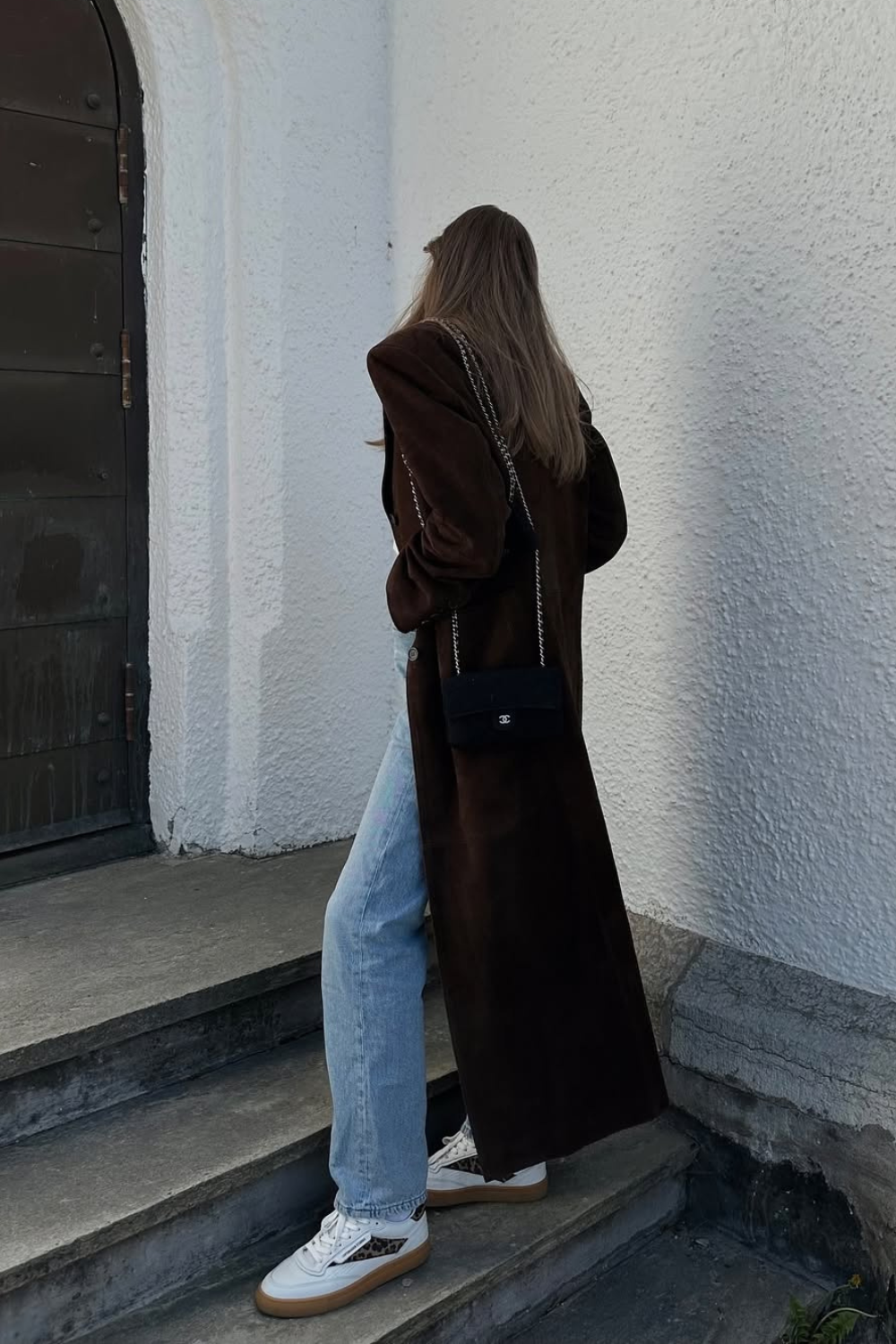 @tineandreaa wears jeans, black coat and animal print trainers
