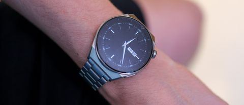 Huawei Watch GT 3 Pro ihmisen kädessä