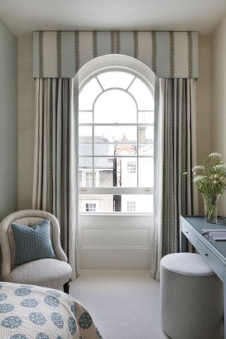 bedroom with arched window pelmet curtain