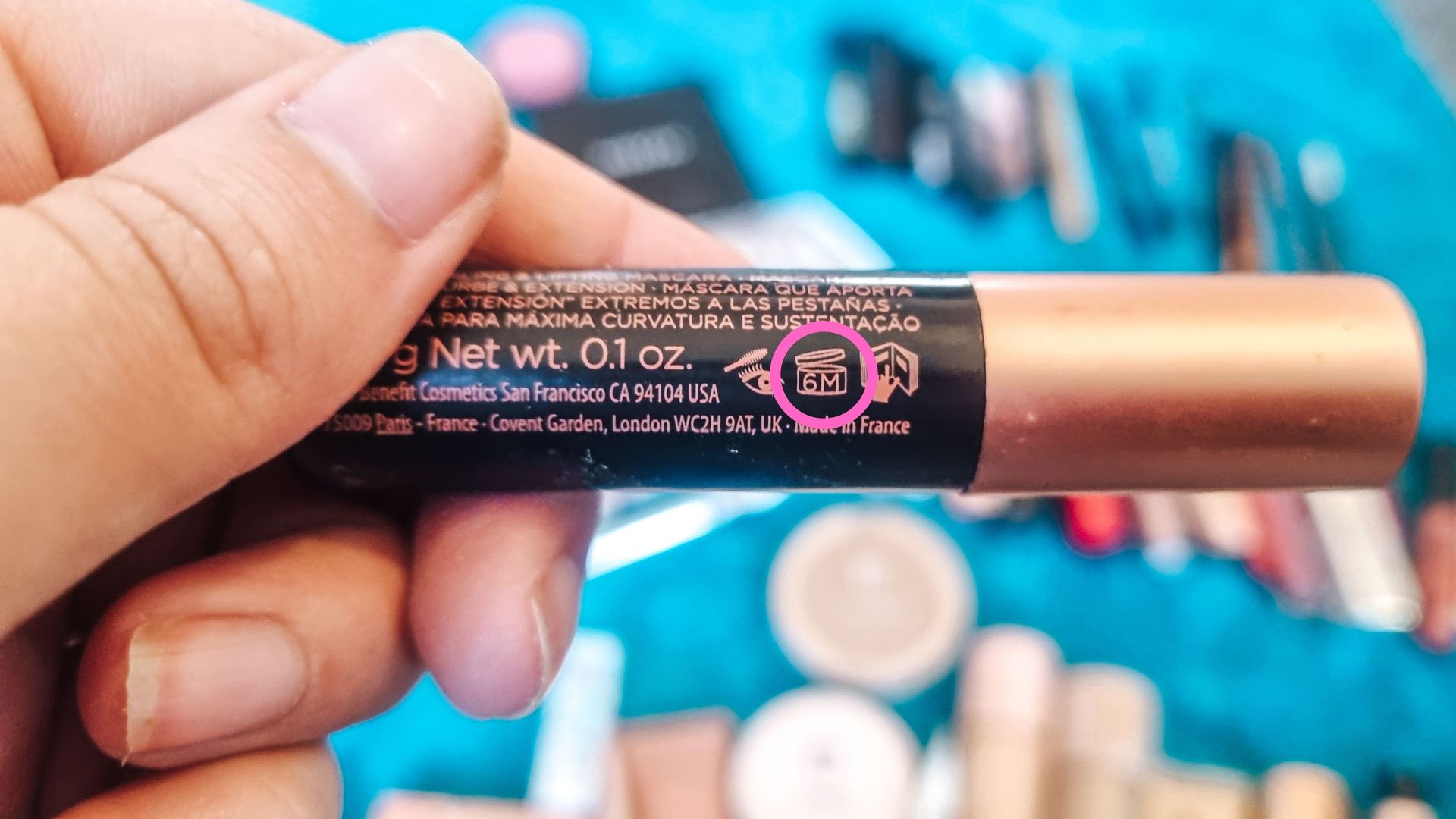 Maskara yang disimpan di latar belakang dengan riasan