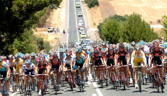 The peloton make their way to Willunga Hill