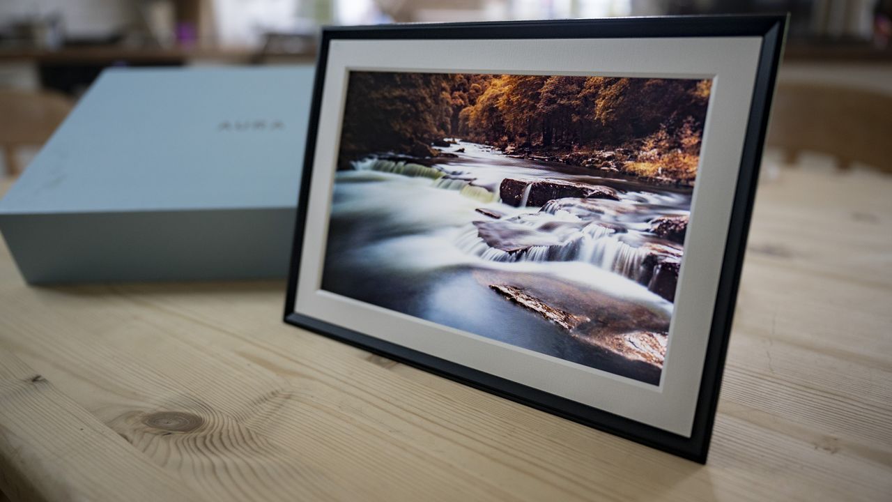 Aura Carver Mat digital frame