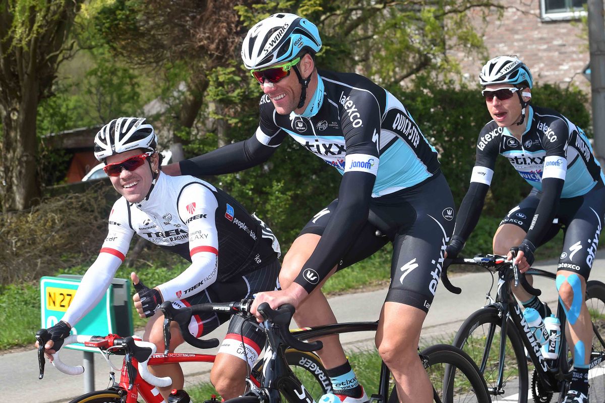 The 1.64 metre tall Juli&aacute;n Arredondo (Trek) and 1.99 metre giant Stijn Vandenbergh (Etixx-Quick Step)